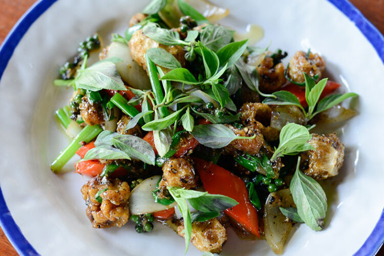 Cab Moo Pad Prig Thai Dum