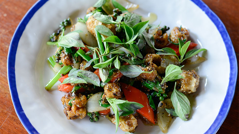 Cab Moo Pad Prig Thai Dum