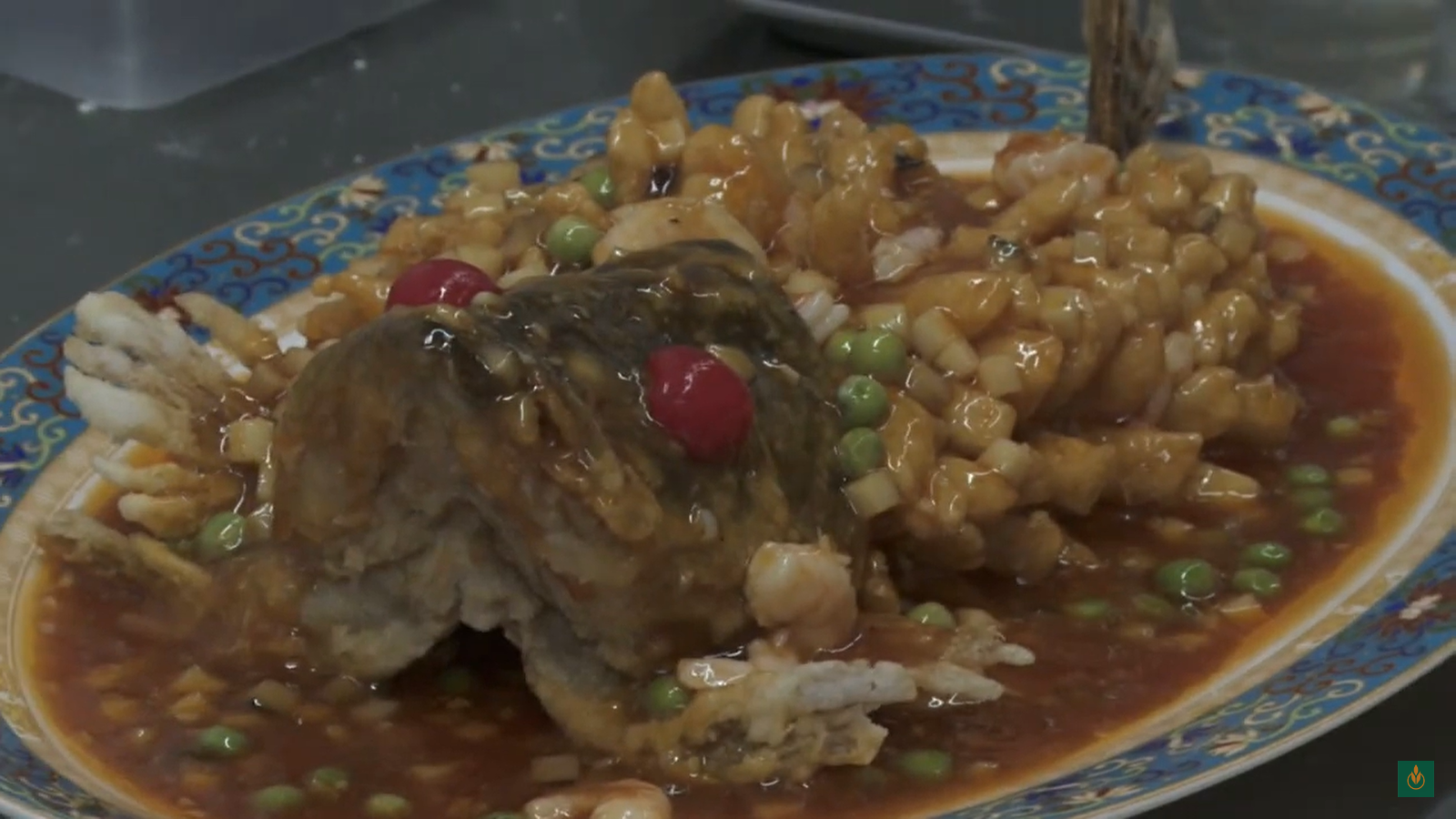 Sweet and Sour Fried Fish Demonstration at Beijing’s Da Ming Fu Restaurant